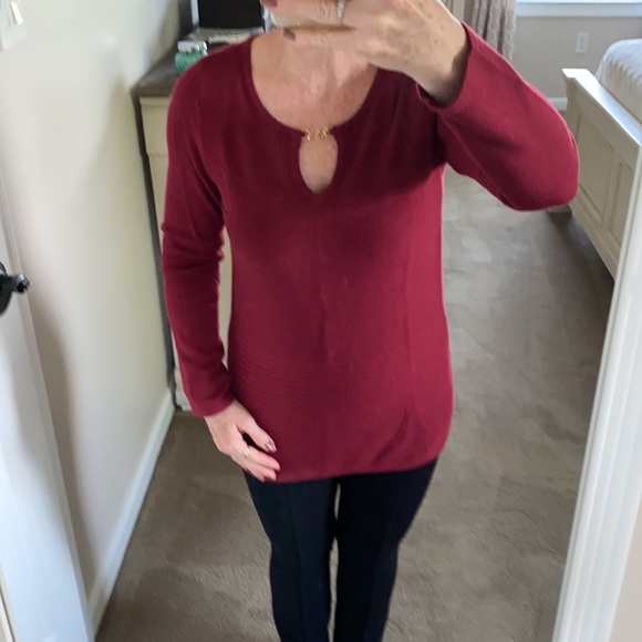 Dana Buchman ruby red/rust red tunic sweater with keyhole neckline - Picture 3 of 12